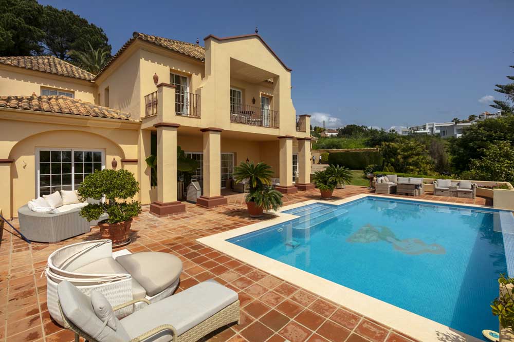 Magnificent Villa  In Mirador Del Paraiso, Benahavis