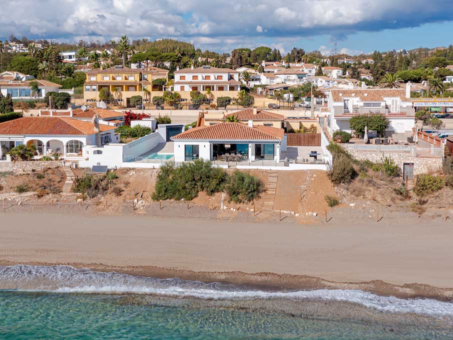 Beachfront villa in La Cala de Mijas