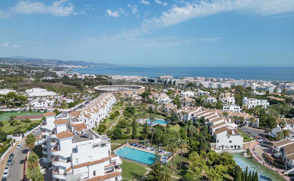 Large apartment in Nueva Andalucia with panoramic views