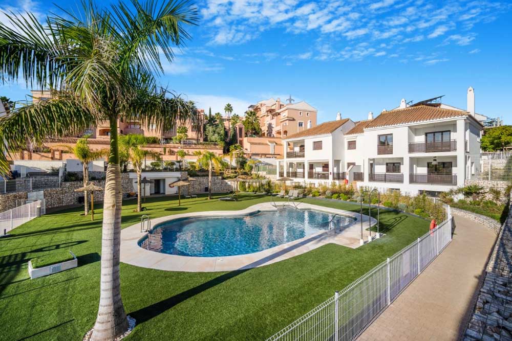 Very large townhouse with potential in Riviera del Sol