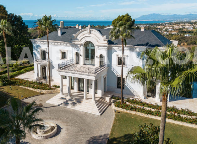 Regal mansion in Hacienda Las Chapas