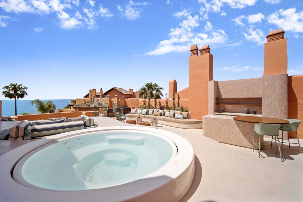 Magnificent frontline beach penthouse in Los Monteros