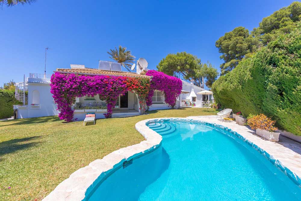 First line golf villa in guadalmina Alta
