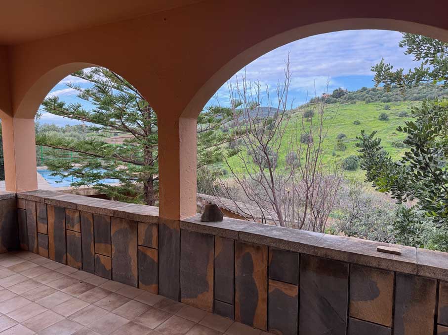 Finca with a large plot in Arroyo de Polvito, Estepona