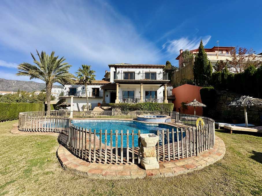 Villa for renovation in Mijas Golf