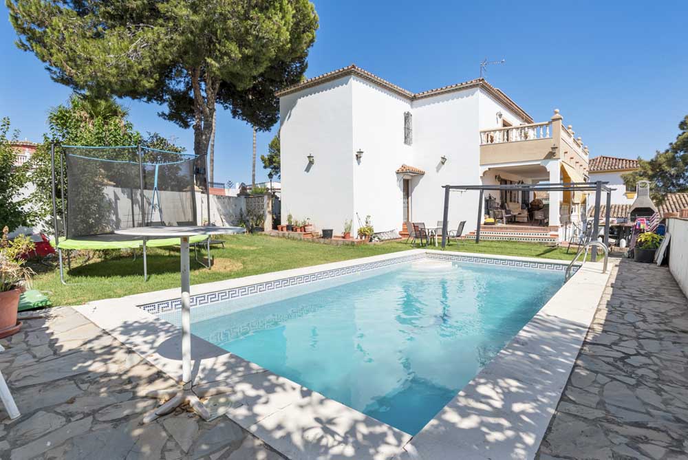 Spacious villa in Estepona